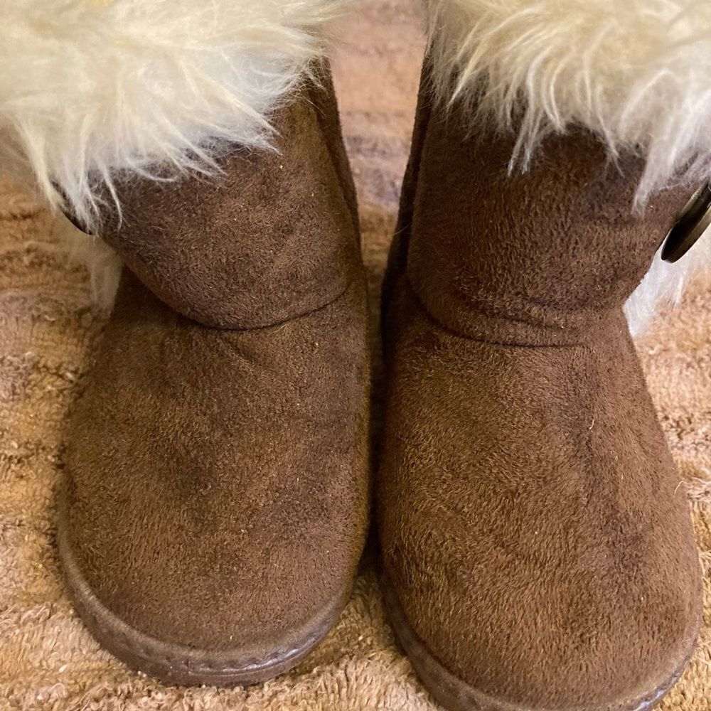 CHINA BUTTON CITY “uggish like” BOOTIES- SZ 23 - approx 6”. Fantastic condition